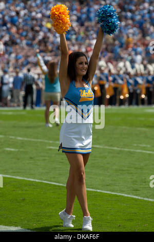 17. September 2011 - Pasadena, Kalifornien, USA - A UCLA Cheerleader vor dem NCAA Football-Spiel zwischen den Texas Longhorns und die UCLA Bruins in der Rose Bowl. Die Longhorns fuhr fort, die Bruins mit einem Endstand von 49-20 besiegen. (Kredit-Bild: © Brandon Parry/Southcreek Global/ZUMAPRESS.com) Stockfoto