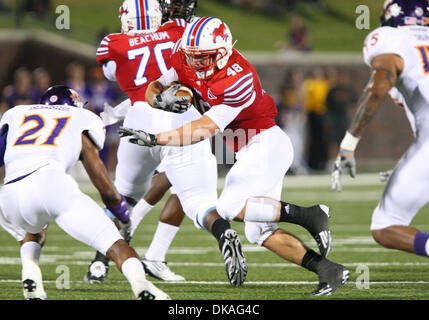 17. September 2011 versucht, ihn zu bekämpfen, während des Spiels zwischen SMU Mustangs und den nordwestlichen Staat Dämonen im Ford Stadium in Dallas, Texas - Dallas, Texas, Vereinigte Staaten von Amerika - Southern Methodist Mustangs Runningback Zach Linie #48 durch die Line Of Scrimmage als nordwestlichen Staat Dämonen Sicherheit Brashard Booker #21 läuft. SMU führt Northwestern Staat 26-0 bei der Hälfte. (Credit Stockfoto