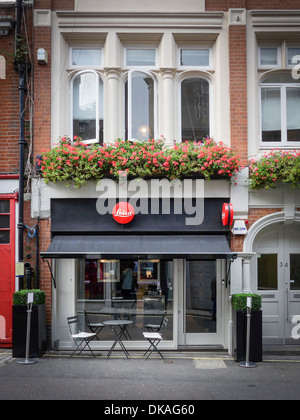 Lage und Vorderseite des Leica Mayfair Shops in London UK Stockfoto