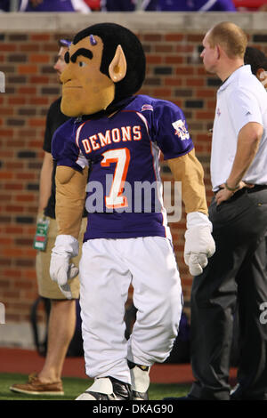 17. September 2011 - Dallas, Texas, Vereinigte Staaten von Amerika - Maskottchen der nordwestlichen Staat Dämonen während des Spiels zwischen SMU Mustangs und den nordwestlichen Staat Dämonen im Ford Stadium in Dallas, Texas. SMU schlagen Northwestern State 40-7. (Kredit-Bild: © Matt Pearce/Southcreek Global/ZUMAPRESS.com) Stockfoto