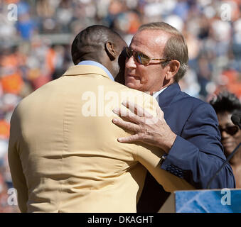 Sep 17, 2011 - Denver, Colorado, USA - Broncos Hall Of Fame-Tight-End SHANNON SHARPE umarmt Broncos Owner PAT BOWLEN bei Haltime als He Empfänger seinen Hall des Ruhm-Ring bei Sports Authority Field im Mile High Stadium. Broncos schlagen die Bengals 24-22. (Kredit-Bild: © Hector Acevedo/ZUMAPRESS.com) Stockfoto