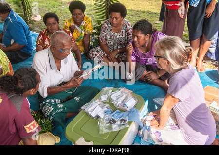 Tom, versucht der älteste Mann in Muanaicake auf Lesebrille Recycling durch eine australische Nächstenliebe und Yachties nach Fidschi gebracht. Stockfoto