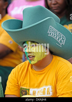 17. September 2011 beobachten Baylor Bears - Waco, Texas, Vereinigte Staaten von Amerika - Fans das Spiel zwischen Stephen F. Austin Lumberjacks und der Baylor Bears im Floyd Casey Stadium in Waco, Texas. Baylor Niederlagen SFA 48 bis 0. (Kredit-Bild: © Dan Wozniak/Southcreek Global/ZUMAPRESS.com) Stockfoto