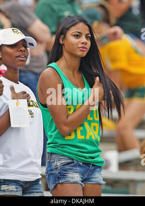 17. September 2011 beobachten Baylor Bears - Waco, Texas, Vereinigte Staaten von Amerika - Fans das Spiel zwischen Stephen F. Austin Lumberjacks und der Baylor Bears im Floyd Casey Stadium in Waco, Texas. Baylor Niederlagen SFA 48 bis 0. (Kredit-Bild: © Dan Wozniak/Southcreek Global/ZUMAPRESS.com) Stockfoto