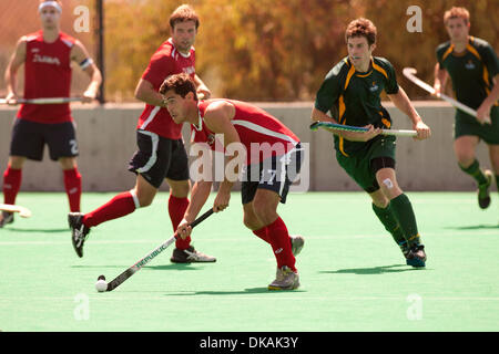 September 18, 2011 - San Diego, Kalifornien, USA - SEAN HARRIS aus den USA dribbelt den Ball in ihrem zweiten Spiel gegen Australien in die USA Vs Australien Series Turnier auf der Olympic Training Center statt. Australien gewann das Spiel 7: 3. (Kredit-Bild: © Wally Nell/ZUMAPRESS.com) Stockfoto