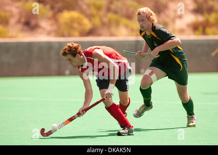 September 18, 2011 - San Diego, Kalifornien, USA - JAKE STACY aus Australien dribbelt den Ball in ihrem zweiten Spiel gegen Australien in die USA Vs Australien Series Turnier auf der Olympic Training Center statt. Australien gewann das Spiel 7: 3. (Kredit-Bild: © Wally Nell/ZUMAPRESS.com) Stockfoto