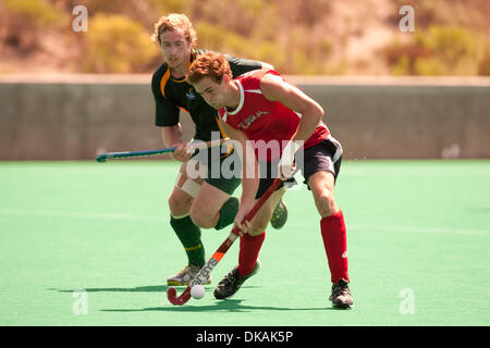 September 18, 2011 - San Diego, Kalifornien, USA - JAKE STACY aus Australien dribbelt den Ball in ihrem zweiten Spiel gegen Australien in die USA Vs Australien Series Turnier auf der Olympic Training Center statt. Australien gewann das Spiel 7: 3. (Kredit-Bild: © Wally Nell/ZUMAPRESS.com) Stockfoto