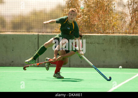 September 18, 2011 - San Diego, Kalifornien, USA - SHAWN NAKAMURA aus den USA und ADAM BAXTER aus Australien-Kampf um den Ball in ihrem zweiten Spiel in den USA Vs Australien Series Turnier statt im Olympic Training Center. Australien gewann das Spiel 7: 3. (Kredit-Bild: © Wally Nell/ZUMAPRESS.com) Stockfoto