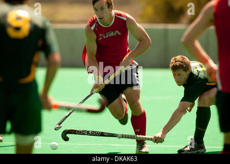 September 18, 2011 - San Diego, Kalifornien, USA - STEVE MANN aus den USA dribbelt den Ball in ihrem zweiten Spiel gegen Australien in die USA Vs Australien Series Turnier auf der Olympic Training Center statt. Australien gewann das Spiel 7: 3. (Kredit-Bild: © Wally Nell/ZUMAPRESS.com) Stockfoto