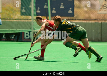 September 18, 2011 - San Diego, Kalifornien, USA - TOM WICKHAM aus Australien und IAN SCALLY aus den USA-Kampf um den Ball in ihrem zweiten Spiel in den USA Vs Australien Series Turnier statt im Olympic Training Center. Australien gewann das Spiel 7: 3. (Kredit-Bild: © Wally Nell/ZUMAPRESS.com) Stockfoto