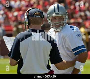 18. September 2011 - San Francisco, CA, USA - San Francisco 49ers Vs Dallas Cowboys im Candlestick Park Sonntag, 18. September 2011. Cowboy-Cheftrainer Jason Garrett informiert, dass Dallas Cowboys-quarterback Tony Romo (9). Cowboys gewann in Überstunden 27-24 (Credit-Bild: © Al Golub/ZUMAPRESS.com) Stockfoto