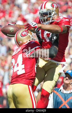 18. September 2011 - San Francisco, Kalifornien, USA - 49ers Wide Receiver Josh Morgan (84) und Kyle Williams (10) feiern Williams ersten Quartal Touchdown während der NFL-Spiel zwischen den Dallas Cowboys und die San Francisco 49ers im Candlestick Park in San Francisco, Kalifornien.  Die Cowboys schlagen die 49ers 27-24 in der Overtime. (Kredit-Bild: © Matt Cohen/Southcreek Global/ZUMAPRESS.com) Stockfoto