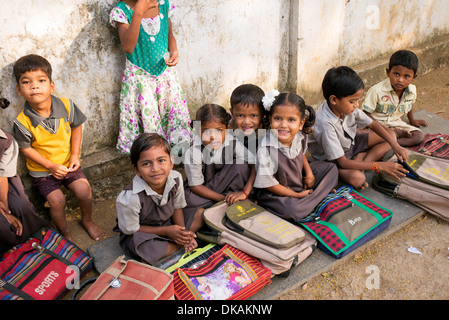 Indische Bauerndorf Schulkinder durch eine Wand in einer externen Klasse sitzen. Andhra Pradesh, Indien Stockfoto