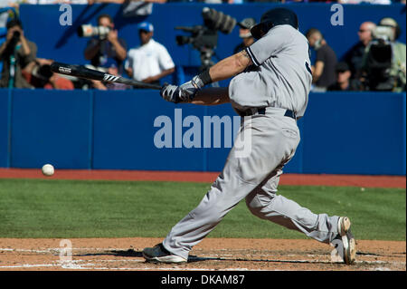 18. September 2011 - Toronto, Ontario, Kanada - New York Yankees Catcher Russell Martin (55) Gründe, die Toronto Blue Jays Krug im 8. Inning. Die Toronto Blue Jays besiegten die New York Yankees 3 - 0 im Rogers Centre, Toronto Ontario. (Kredit-Bild: © Keith Hamilton/Southcreek Global/ZUMAPRESS.com) Stockfoto