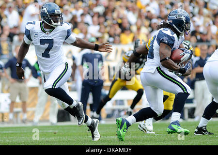 18. September 2011 - PENNSYLVANNIA, Pittsburgh, USA - Seattle Seahawks Quarterback macht Tarvaris Jackson (7) die Übergabe an Seattle Seahawks Runningback Marshawn Lynch (24) im zweiten Quartal als die Pittsburgh Steelers übernehmen die Seattle Seahawks im Heinz Field in Pittsburgh, PA... Steelers besiegen die Seahawks 24-0. (Kredit-Bild: © Dean Beattie/Southcreek Global/ZUMAPRESS.co Stockfoto