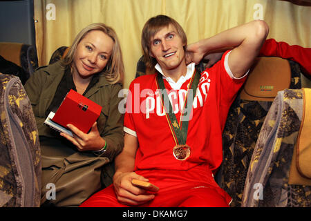 Sept. 19, 2011 - Kaunas, Litauen - Russland Basketball-Nationalspieler ANDREI KIRILENKO (Bronzemedaillengewinner der EuroBasket 2011 Meisterschaft) mit seiner Frau Maria Lopatova nach der Siegerehrung in Kaunas. Andrei Kirilenko ist ein russisch-amerikanischer Basketballspieler spielte zuletzt bei kleinen vorne für die Utah Jazz in der National Basketball Assoc Stockfoto