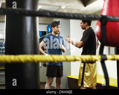 Gespräch im Umkleideraum Boxer Stockfoto