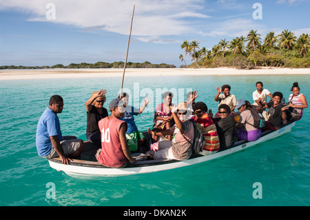 Longboat (Fiibreglass) voller Dorfbewohner verlässt die östlichen Verankerung, Fulaga, südlichen Laus, Fidschi. Stockfoto