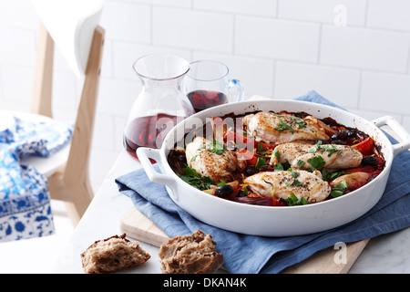 Stillleben mit Gericht aus Huhn Cacciatore und Schwarzbrot Stockfoto