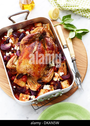 Gebackenes Huhn und Gemüse in Backform Stockfoto