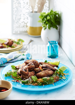 Teller mit knusprigen chinesischen Stil Hähnchenflügel Stockfoto