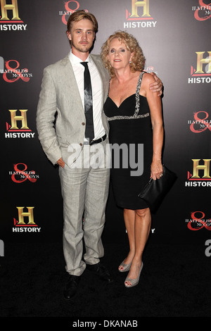 Boyd Holbrook und Mutter Ellen Geschichte beherbergt eine Pre-Emmy Party im Soho House in der Feier der sechzehn Hatfields & McCoys Emmy Stockfoto