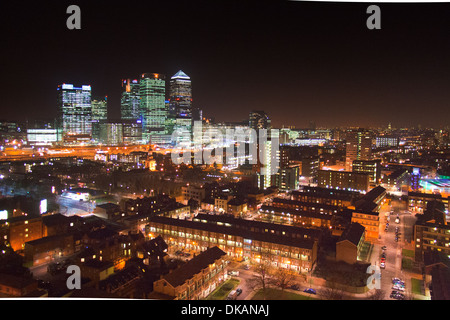 Nachtzeit aerial Blick über East London mit Blick auf Canary Wharf Stockfoto