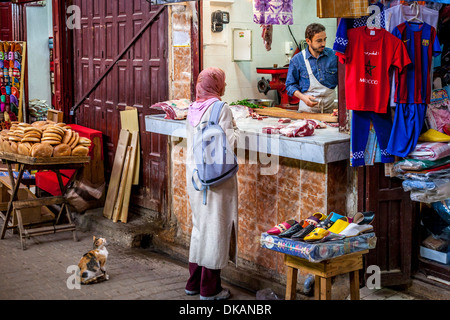 Eine Frau kauft für Fleisch In der Medina (Altstadt)-Fes, Marokko Stockfoto