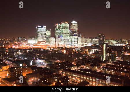 Nachtzeit aerial Blick über East London mit Blick auf Canary Wharf Stockfoto