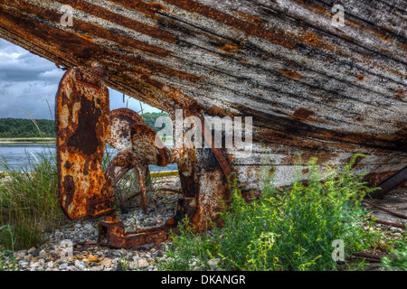 Eine kontrastreiche hohem Dynamikumfang (HDR) Foto einer rostigen Leitspindel von Eisen und altes Holz Schiff Stockfoto