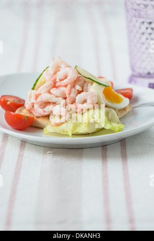 Leckere Garnelen-Sandwich mit Eiern und Tomaten und etwas Salat Stockfoto