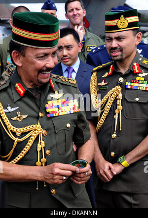 Der Sultan von Brunei Haji Hassanal Bolkiahsutan lächelt, als er einen Flug-Patch von einem US-Dienst während der 4. Biennale von Brunei Darussalam Verteidigung Weltausstellung auf der Flightline auf Rimba Air Base 3. Dezember 2013 akzeptiert Brunei. Stockfoto