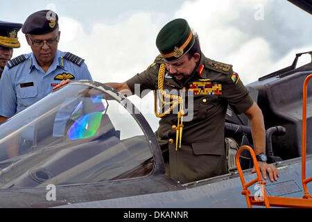 Der Sultan von Brunei Haji Hassanal Bolkiahsutan klettert in das Cockpit eines Singapore Air Force F-15E Strike Eagle während der 4. Biennale von Brunei Darussalam Verteidigung Weltausstellung auf der Flightline auf Rimba Air Base 3. Dezember 2013 Brunei. Stockfoto