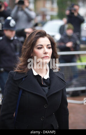 London, UK. 4. Dezember 2013. TV-Koch kommt Nigella Lawson in Isleworth Crown Court in West London zur Beweisaufnahme in der Studie von Elisabetta, 41, und Mitangeklagten Francesca, 35, legen beide ehemaligen Adjutanten von Ms Lawson und Angeklagten mit begehen Betrug gegen Charles Saatchi, die genommen haben soll zwischen Januar 2008 und Dezember letzten Jahres. MS Lawson, 53, trägt einen langen, dunklen Mantel wurde von Dutzenden Fotografen und Fernsehteams warten außerhalb Isleworth Crown Court in West London, wie sie heute Morgen angekommen begrüßt. Bildnachweis: Jeff Gilbert/Alamy Live-Nachrichten Stockfoto