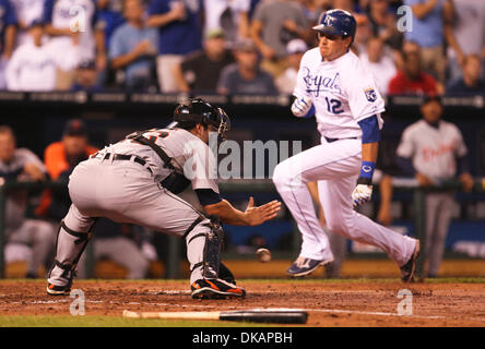 20. September 2011 - Kansas City, Missouri, USA - Kansas City Royals Center Fielder Mitch Maier (12) sicher gleitet um den Tag der Detroit Tigers Catcher Alex Avila (13) Während Dienstages Baseball-Spiel zwischen den Detroit Tigers und die Kansas City Royals im Kauffman Stadium in Kansas City, Missouri. (Kredit-Bild: © James Allison/Southcreek Global/ZUMAPRESS.com) Stockfoto