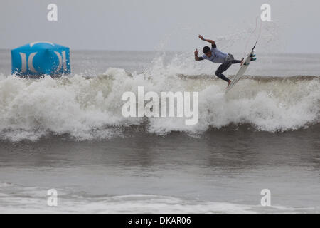 21. September 2011 - San Clemente, Kalifornien, Vereinigte Staaten von Amerika - 21. September 2011: Heitor Alves konkurriert bei der ASP Hurley Pro am unteren Böcke in San Clemente, Kalifornien. (Kredit-Bild: © Josh Kapelle/Southcreek Global/ZUMAPRESS.com) Stockfoto