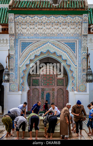 Männer waschen sich vor dem Gebet, Kairaouine (Al-Karaouine) Moschee, Fes, Marokko Stockfoto