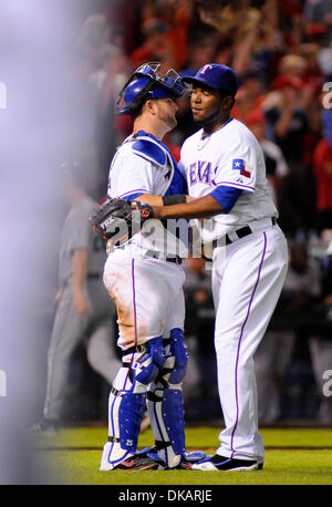 23. September 2011 - Arlington, Texas, USA - 23. September 2011. Arlington, Tx USA. Texas Rangers Catcher Mike Napoli gratuliert schließen Krug Neftali Feliz nach dem Sieg über die Seattle Mariners 5 bis 3 bei Rangers Ballpark in Arlington, Texas, USA. (Kredit-Bild: © Ralph Lauer/ZUMAPRESS.com) Stockfoto