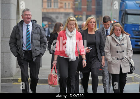 London, UK. 4. Dezember 2013. Lee Rigby Familie ankommen am Old Bailey in London 12.04.2013 Credit: JOHNNY ARMSTEAD/Alamy Live News Stockfoto