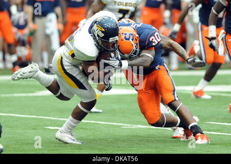 24. September 2011 - Treffers Syracuse, New York, USA - Toledo Rockets Wide Receiver Eric Page (12) die von Syracuse Orange Runningback Steve Rene (30) in einem dritten Quartal Punt Rückkehr der Carrier Dome in Syracuse, New York.  Syrakus besiegt Toledo in Überstunden 33-30. (Kredit-Bild: © Michael Johnson/Southcreek Global/ZUMAPRESS.com) Stockfoto