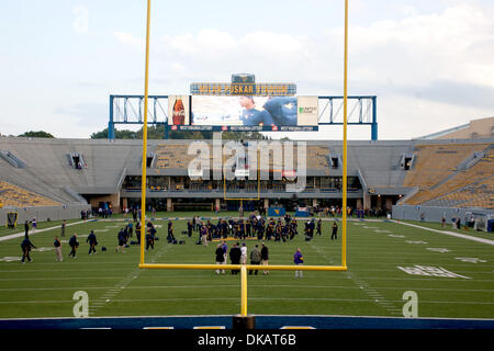 Nach der Ankunft in Mailand Puskar Stadium in Morgantown, West Virginia vor dem Spiel gegen die LSU Tigers treffen 24. September 2011 - Morgantown, West Virginia, USA - The West Virginia Bergsteiger Spieler im Mittelfeld. (Kredit-Bild: © Frank Jansky/Southcreek Global/ZUMAPRESS.com) Stockfoto