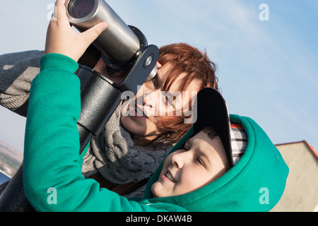 Kaukasische junge mit ihrer Großmutter, der Blick durch ein Teleskop. Stockfoto