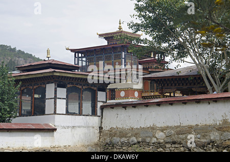 Schönes Haus in Bhutan Stil gebaut. Auf dem Weg nach Punakha Dzong. Punakha. Bhutan Stockfoto