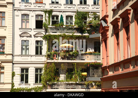 Altbauten Mit Gründerzeitfassaden Und Balkonen, Auf Denen Grüne Pflanzen Wachsen, Aufgenommen Im Bezirk Kreuzberk, Im Sogenannten Bergmannkiez in Berlin, bin 16.08.2013.  Foto: Wolfram Steinberg dpa Stockfoto