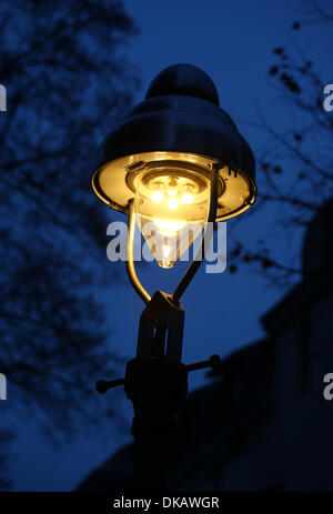 Eine historische Gas Straßenlaterne in Berlin am 19. Oktober 2013 abgebildet. Foto: Wolfram Steinberg dpa Stockfoto