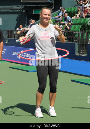 24. September 2011 spielt - Tokyo, Japan - CAROLINE WOZNIACKI aus Dänemark mit einem Hula-hoop an der Kinder-Tennis-Stunde am Kolosseum Ariake während die Toray Pan Pacific Open Tennisturnier in Tokio, Japan. (Kredit-Bild: © Junko Kimura/Jana Press/ZUMAPRESS.com) Stockfoto