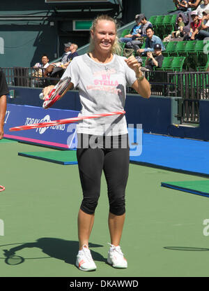 24. September 2011 spielt - Tokyo, Japan - CAROLINE WOZNIACKI aus Dänemark mit einem Hula-hoop an der Kinder-Tennis-Stunde am Kolosseum Ariake während die Toray Pan Pacific Open Tennisturnier in Tokio, Japan. (Kredit-Bild: © Junko Kimura/Jana Press/ZUMAPRESS.com) Stockfoto