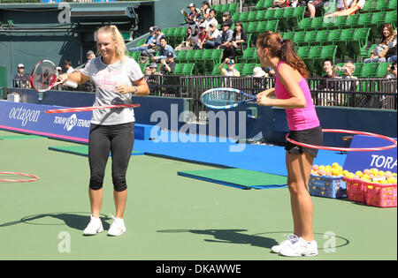 24. September 2011 - Tokyo, Japan - CAROLINE WOZNIACKI (L) von Dänemark und Agnieszka Radwanska Polens spielen mit Hula-Hoop-Reifen an der Kinder-Tennis-Stunde am Kolosseum Ariake während die Toray Pan Pacific Open Tennisturnier in Tokio, Japan. (Kredit-Bild: © Junko Kimura/Jana Press/ZUMAPRESS.com) Stockfoto