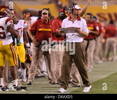 24. September 2011: USC Trojans Head coach Lane Kiffin in Aktion bei einem NCAA Football-Spiel zwischen den Arizona State University Sun Devils und die USC Trojans im Sun Devil Stadium in Tempe, Arizona, gewonnen durch die Sun Devils, 43-22. (Kredit-Bild: © Max Simbron/Cal Sport Media/ZUMAPRESS.com) Stockfoto