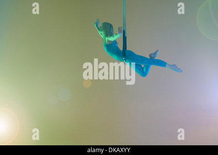 Trapezkünstler, balancieren auf Trapez Stockfoto